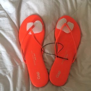 NWT GAP leather flip flops